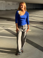 Modelbillede af kongeblå FIFI v-neck bluse. Set forfra. Fra BySofieSønderby