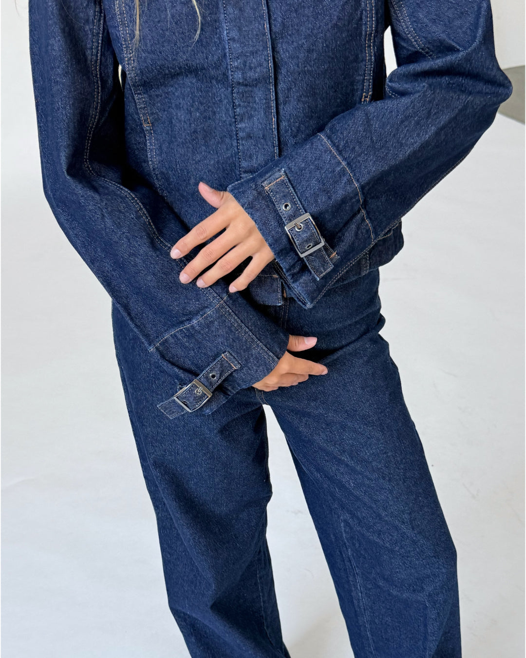 Modelfoto af pige i mørkeblå FLO jakke, samt mørkeblå jeans. Alt er fra BySofieSønderby.