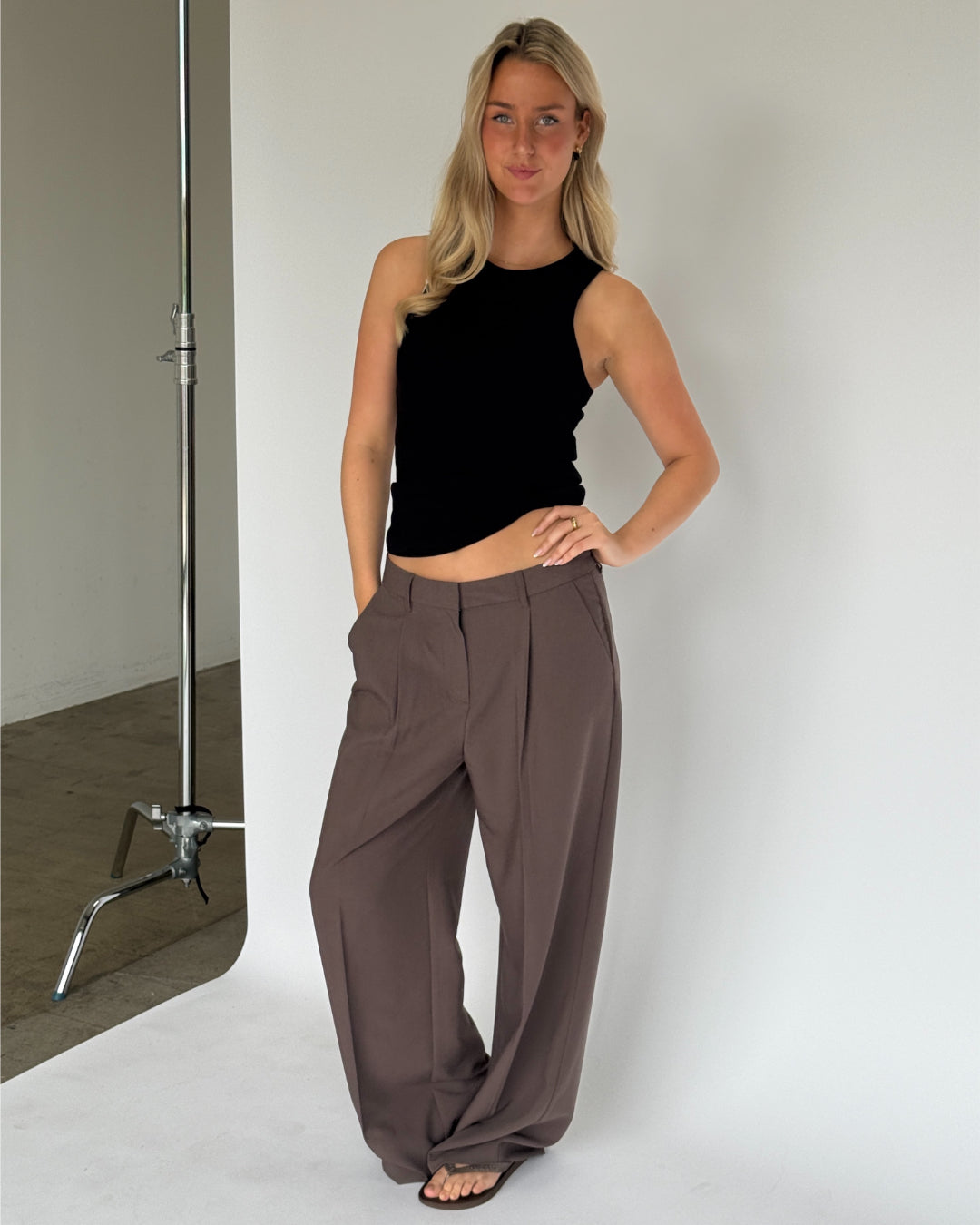 Modelbillede af FOREST top i sort. Fra BySofieSønderby