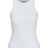 Hvid tanktop med ribbet struktur hænger stille. Overkriften på mærket indeni lyder: "JJXX". Omkringliggende miljø er en ensfarvet, hvid baggrund.