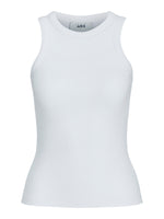 Hvid tanktop med ribbet struktur hænger stille. Overkriften på mærket indeni lyder: "JJXX". Omkringliggende miljø er en ensfarvet, hvid baggrund.