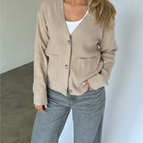 Modelbillede af FRANCISKA strik cardigan i beige. Fra BySofieSønderby