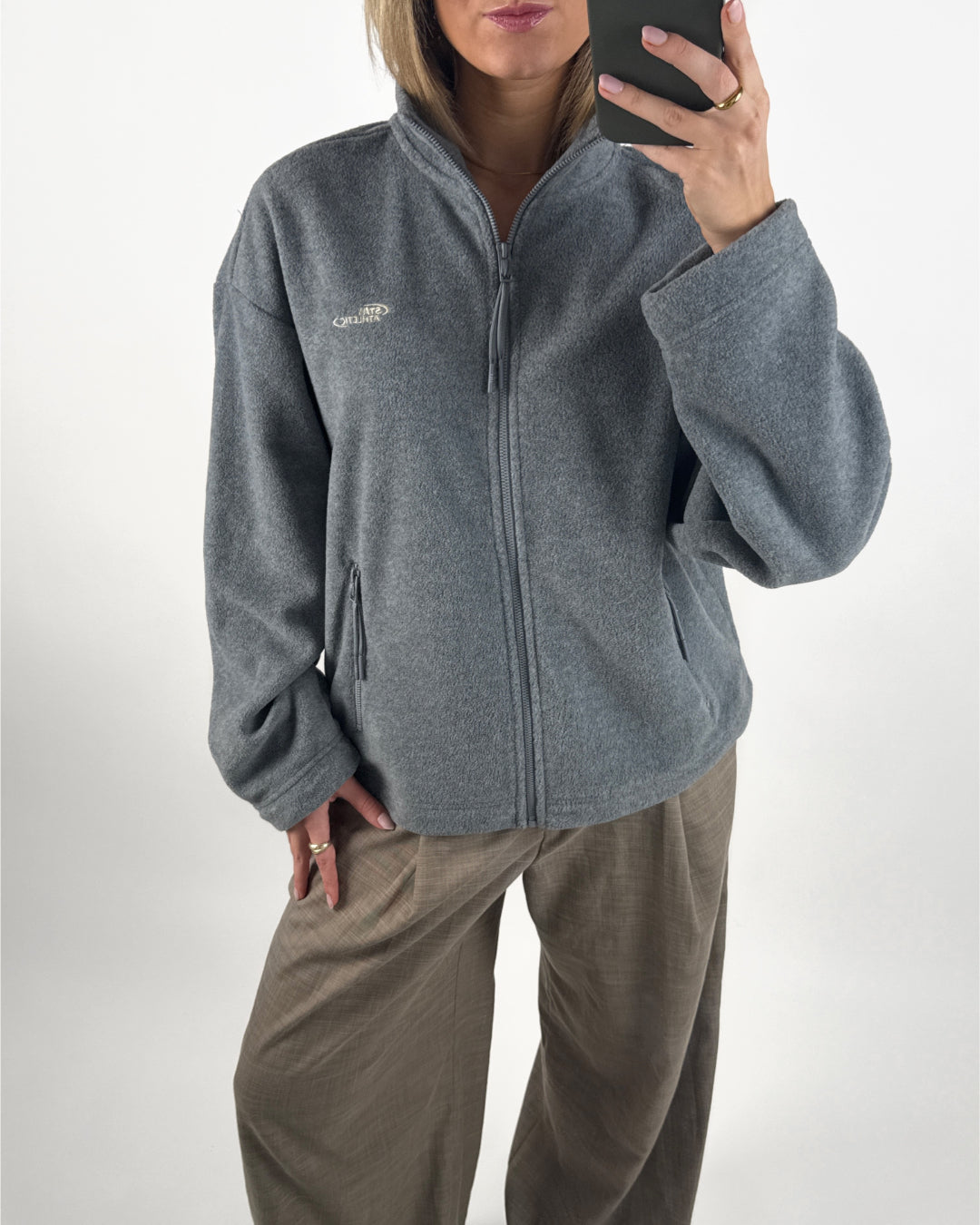 Modelbillede af grå FREYA fleece jakke. Set forfra. Fra BySofieSønderby