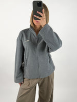 Modelbillede af grå FREYA fleece jakke. Set forfra. Fra BySofieSønderby