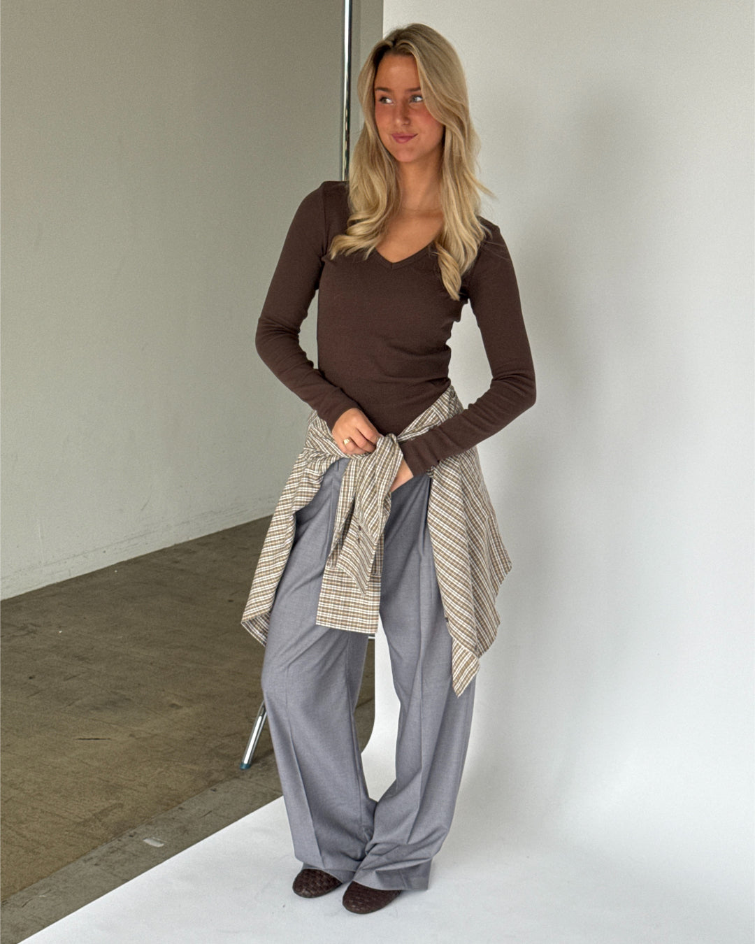 Modelbillede af brun FREYA langærmet bluse med v-hals. Fra BySofieSønderby