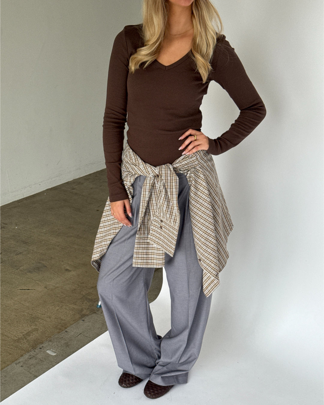Modelbillede af brun FREYA langærmet bluse med v-hals. Fra BySofieSønderby