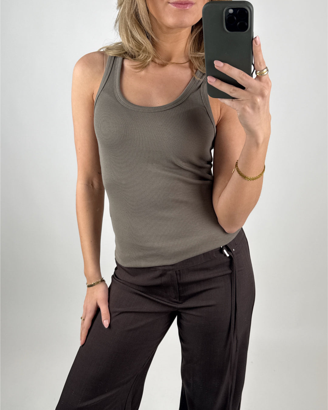 Modelbillede af army FRIDA top. Set forfra. Fra BySofieSønderbys