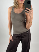 Modelbillede af army FRIDA top. Set forfra. Fra BySofieSønderbys