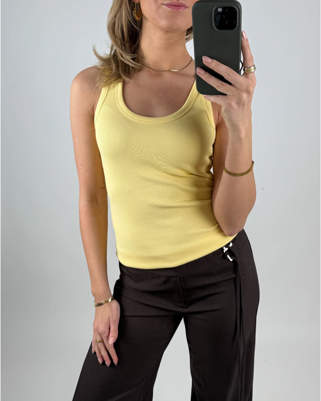 Modelbillede af gul FRIDA top. Set forfra. Fra BySofieSønderby