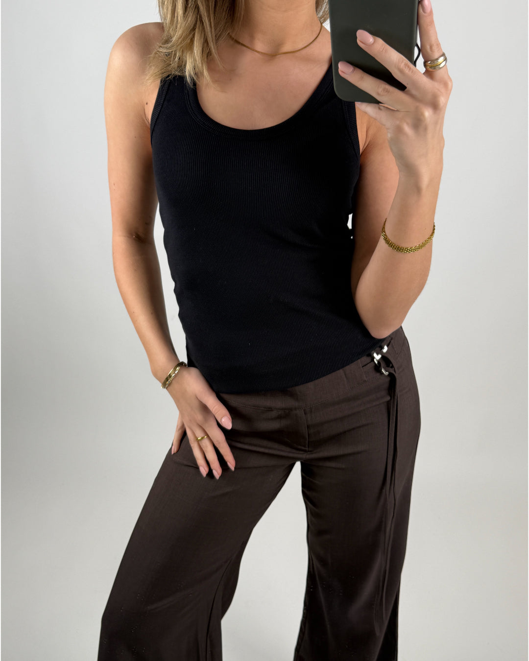 Modelbillede af sort FRiDA top. Set forfra. Fra BySofieSønderby