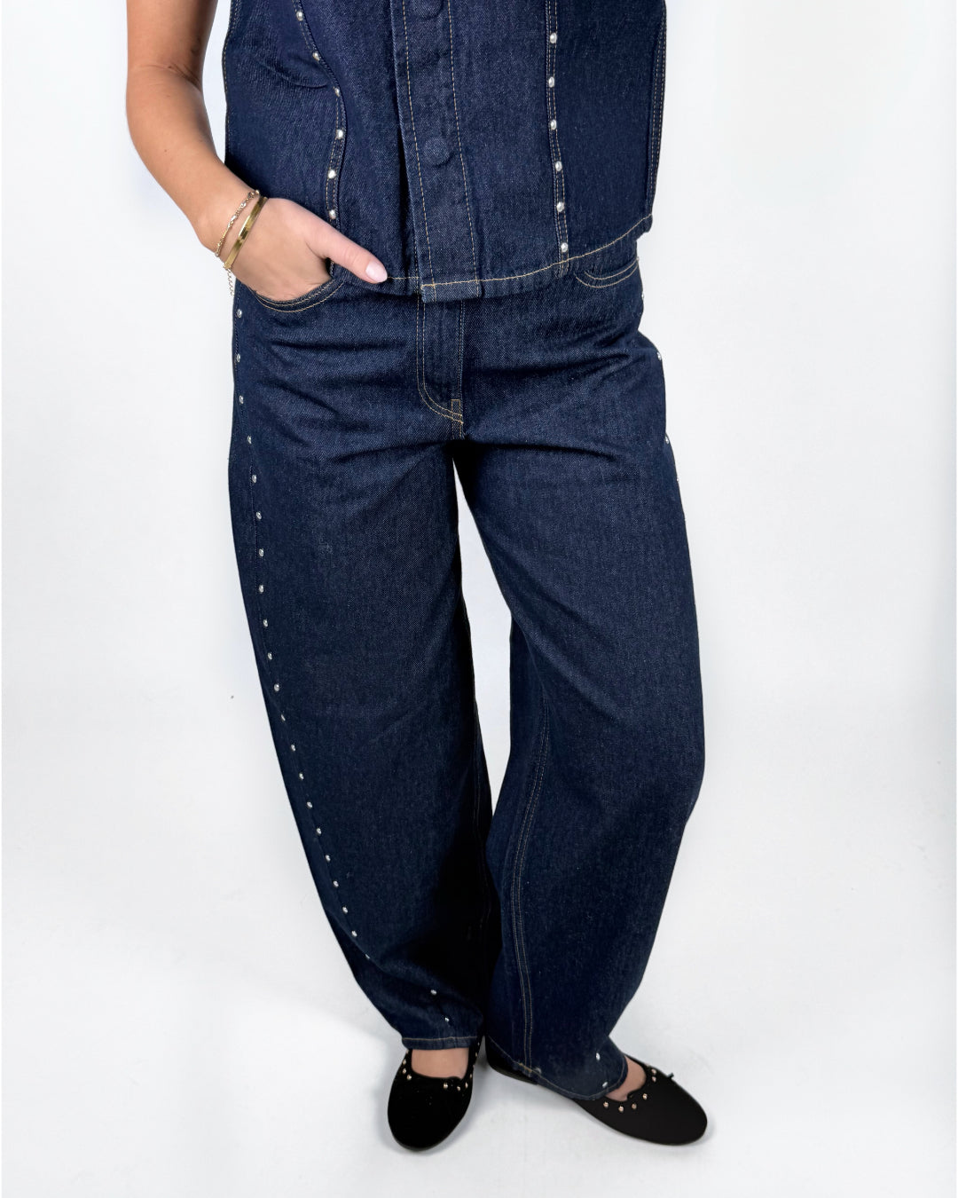 Modelbillede af mørkeblå FUJI barrel jeans med matchende MAE top. Set forfra. Fra BySofieSønderby
