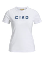 Produktfoto af hvid Gigi t-shirt med denimblå Ciao bogstaver. På hvid baggrund. Fra BySofieSønderby