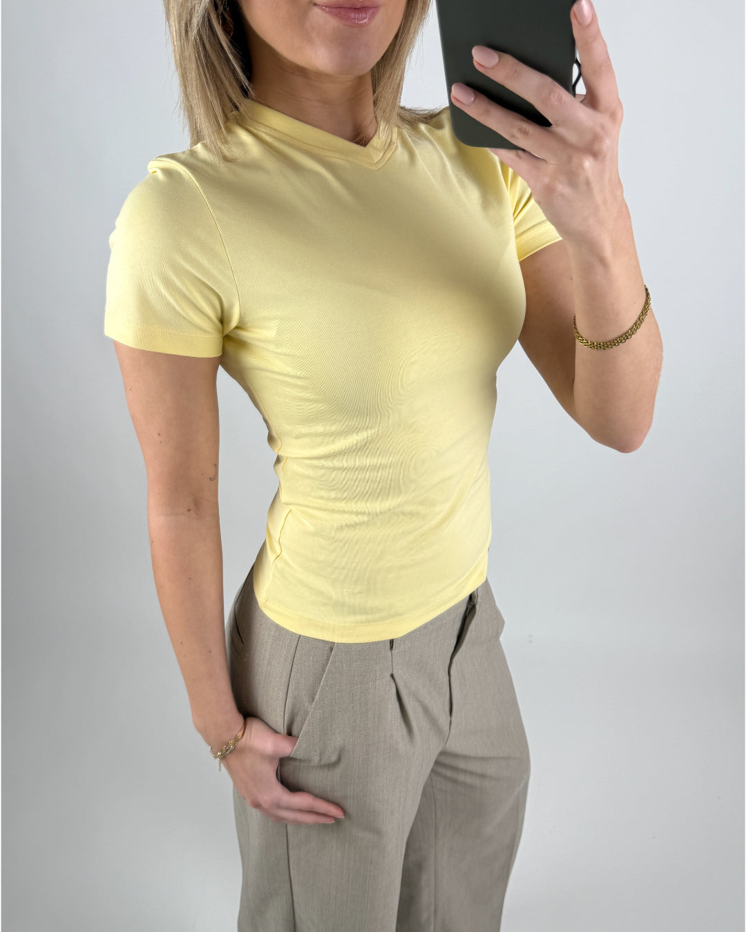 Modelbillede af gul GIGI v-neck t-shirt. Set forfra. Fra BySofieSønderby