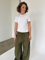 Modelbillede af hvid GIGI v-neck t-shirt. Set forfra. Fra BySofieSønderby