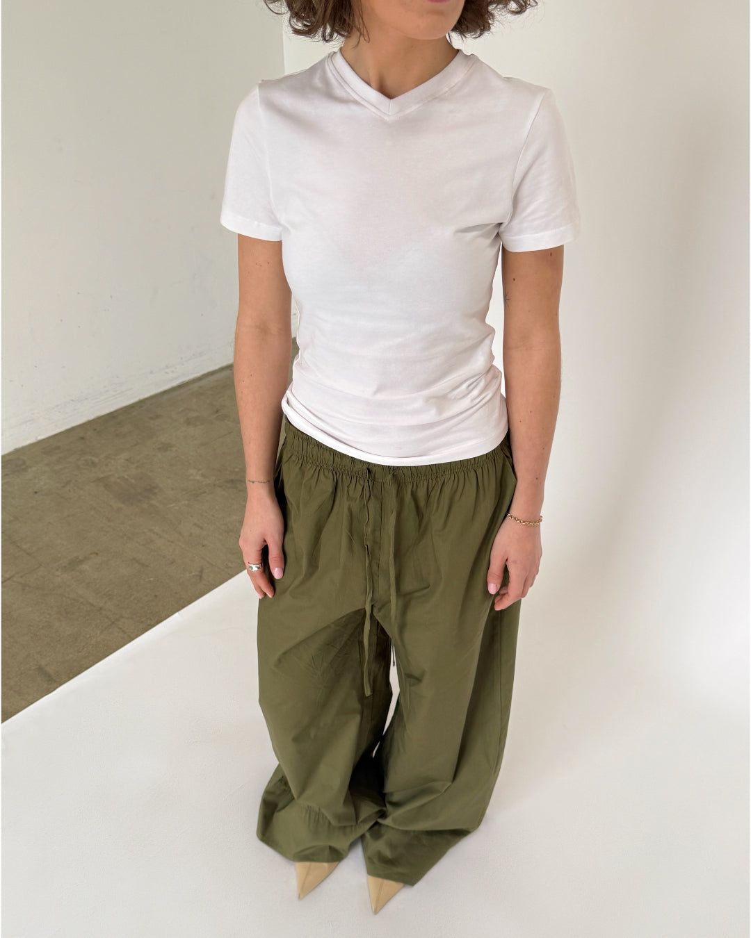 Modelbillede af hvid GIGI v-neck t-shirt. Set forfra. Fra BySofieSønderby