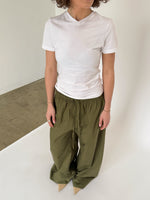 Modelbillede af hvid GIGI v-neck t-shirt. Set forfra. Fra BySofieSønderby