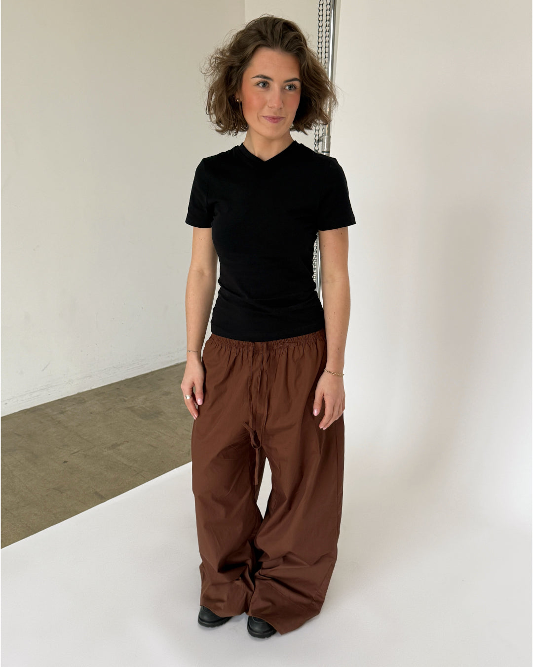 Modelbillede af hvid GIGI v-neck t-shirt. Set forfra. Fra BySofieSønderby