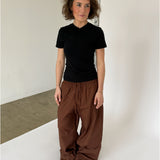Modelbillede af hvid GIGI v-neck t-shirt. Set forfra. Fra BySofieSønderby