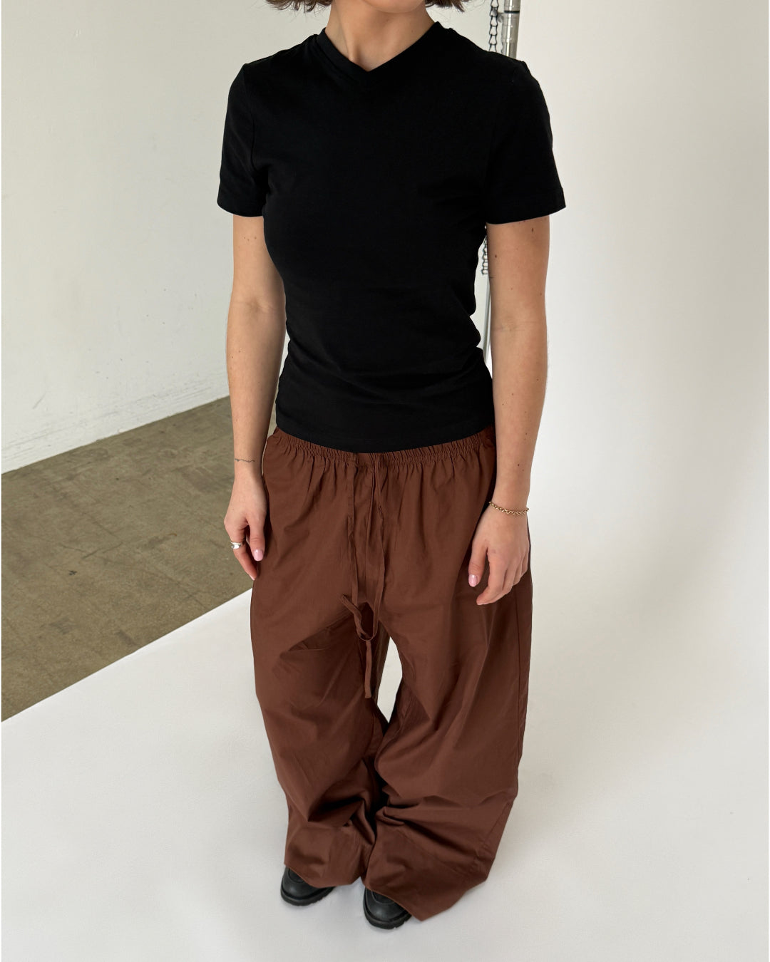 Modelbillede af sort GIGI v-neck t-shirt. Set forfra. Fra BySofieSønderby