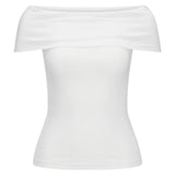 Hvid top uden ærmer med off-shoulder design, ligger fladt i et neutralt studieindstilling uden tekst eller ekstra dekorationer.