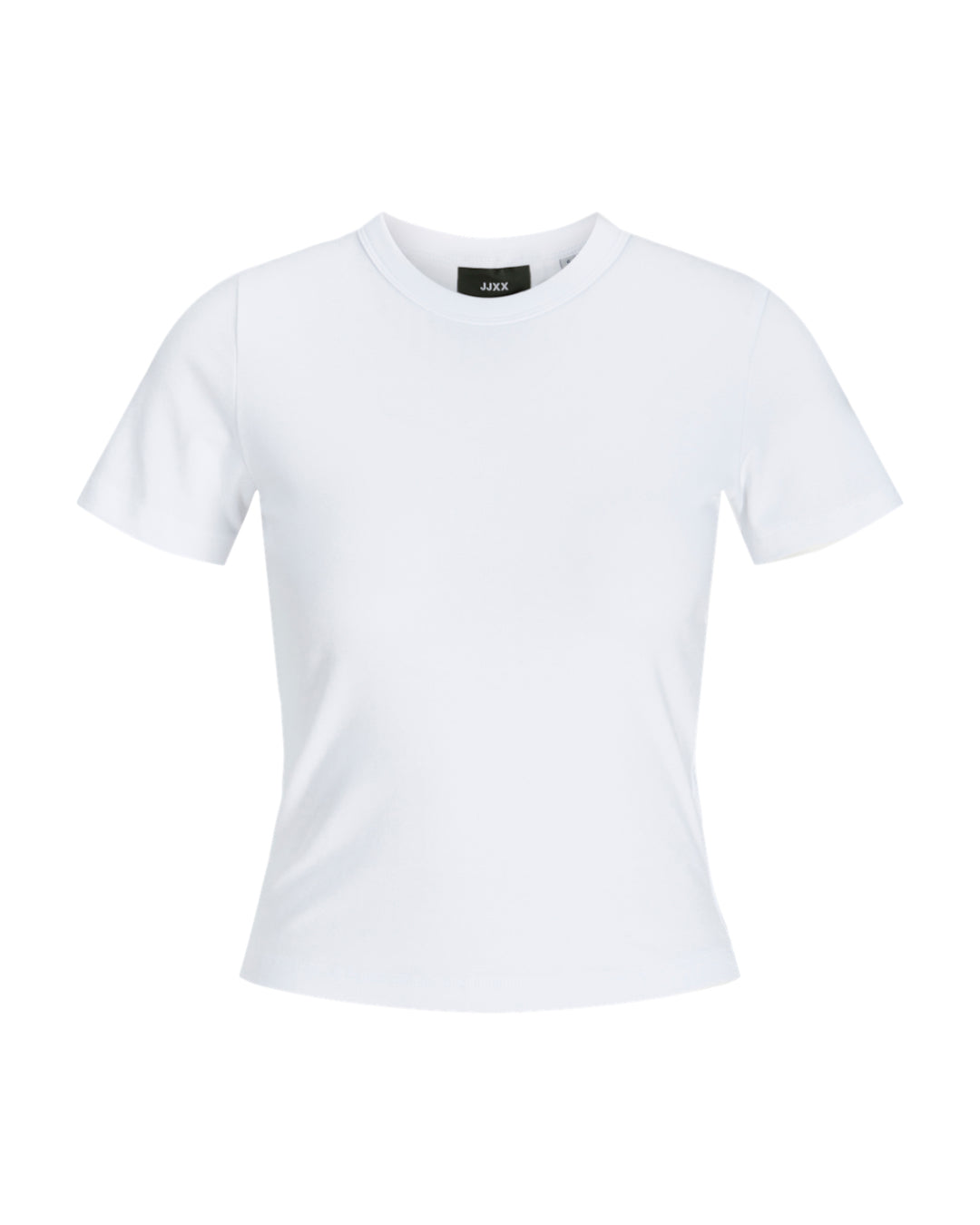 En hvid t-shirt vises uden nogen handling i et neutralt studieomgivelse. Mærket "JJXX" er synligt på indersiden af kraven.