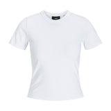 En hvid t-shirt vises uden nogen handling i et neutralt studieomgivelse. Mærket "JJXX" er synligt på indersiden af kraven.