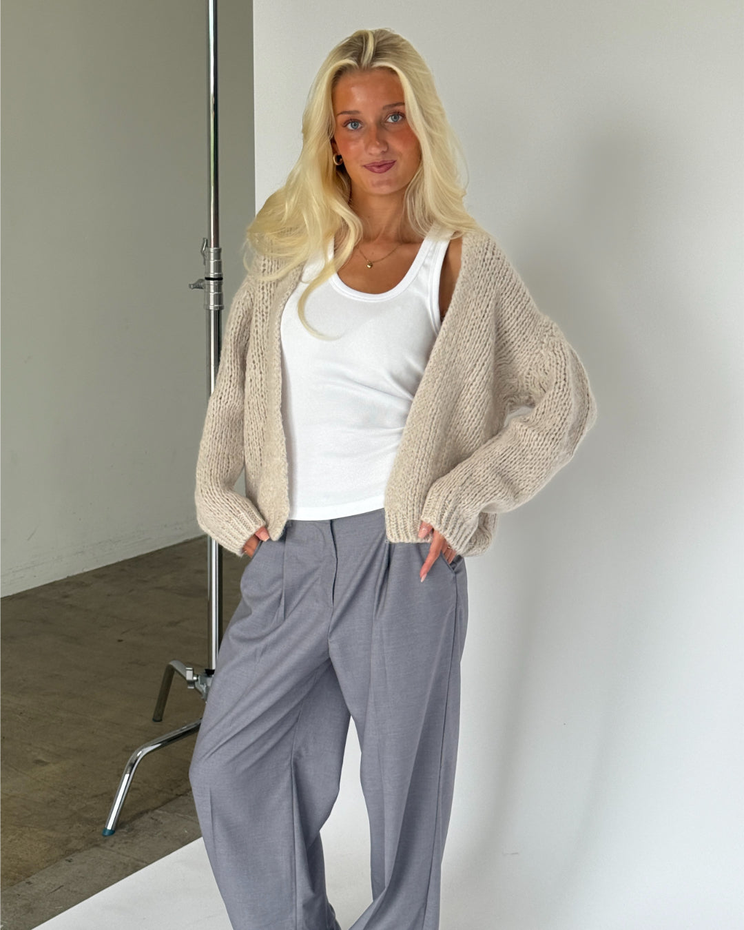 Modelbillede af GINA cardigan i beige. Fra BySofieSønderby