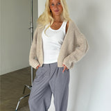 Modelbillede af GINA cardigan i beige. Fra BySofieSønderby