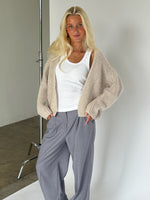 Modelbillede af GINA cardigan i beige. Fra BySofieSønderby