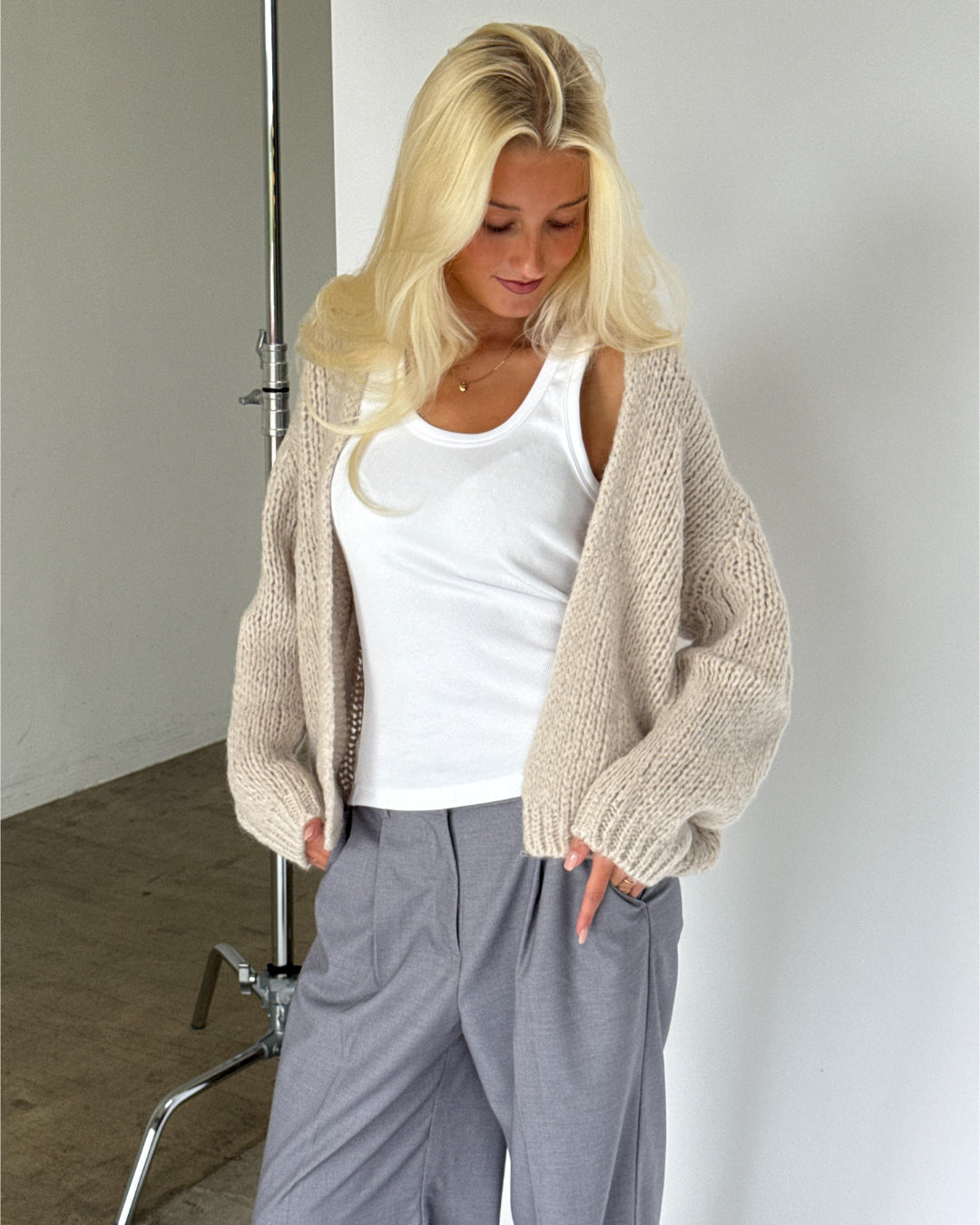 Modelbillede af GINA cardigan i beige. Fra BySofieSønderby