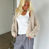 Modelbillede af GINA cardigan i beige. Fra BySofieSønderby