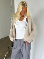 Modelbillede af GINA cardigan i beige. Fra BySofieSønderby