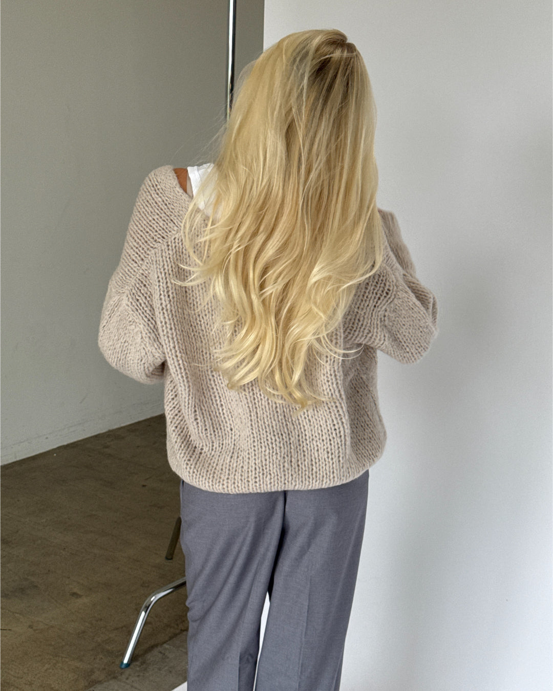 Modelbillede af GINA cardigan i beige. Fra BySofieSønderby