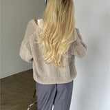 Modelbillede af GINA cardigan i beige. Fra BySofieSønderby