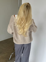 Modelbillede af GINA cardigan i beige. Fra BySofieSønderby