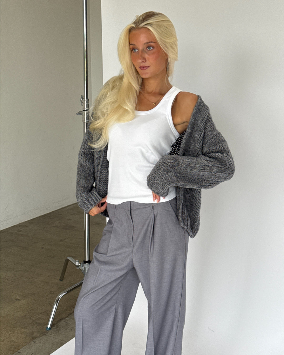Modelbillede af GINA cardigan i grå. Fra BySofieSønderby