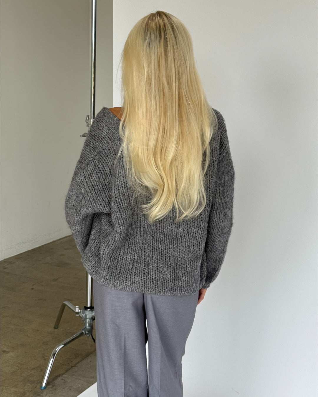 Modelbillede af GINA cardigan i grå. Fra BySofieSønderby