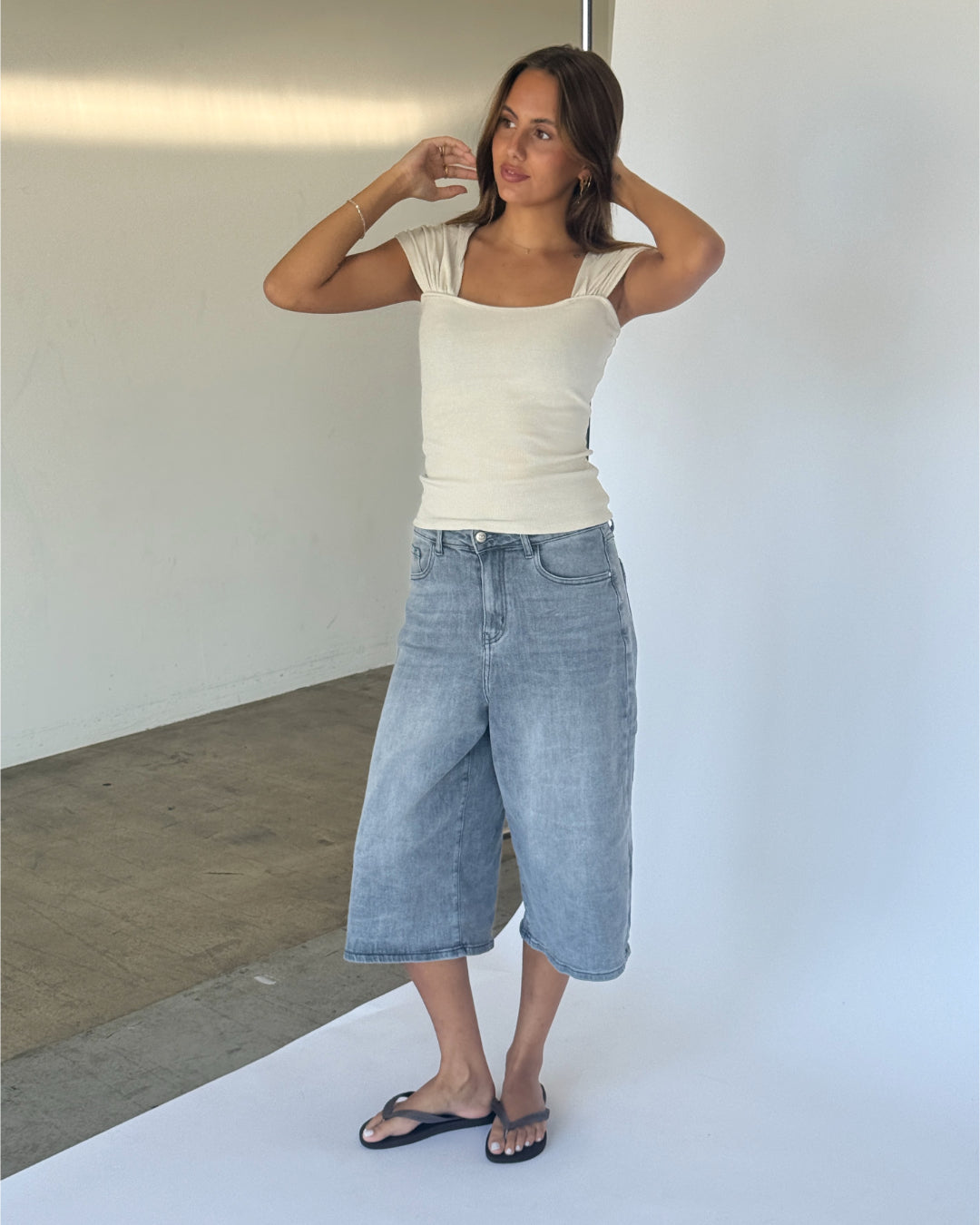 Modelbillede af GISELLE top, beige og MADDIE denim jorts, blå. Fra BySofieSønderby