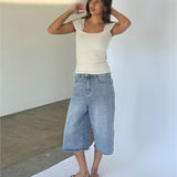 Modelbillede af GISELLE top, beige og MADDIE denim jorts, blå. Fra BySofieSønderby