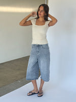 Modelbillede af GISELLE top, beige og MADDIE denim jorts, blå. Fra BySofieSønderby