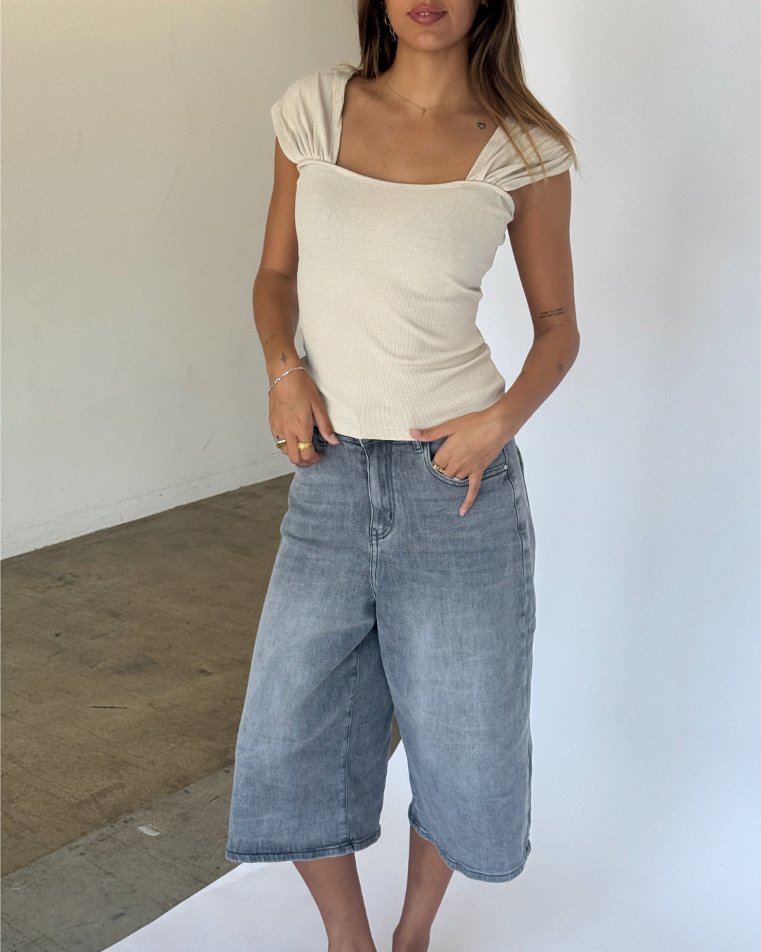 Modelbillede af GISELLE top, beige og MADDIE denim jorts, blå. Fra BySofieSønderby
