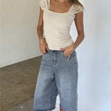 Modelbillede af GISELLE top, beige og MADDIE denim jorts, blå. Fra BySofieSønderby