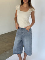 Modelbillede af GISELLE top, beige og MADDIE denim jorts, blå. Fra BySofieSønderby