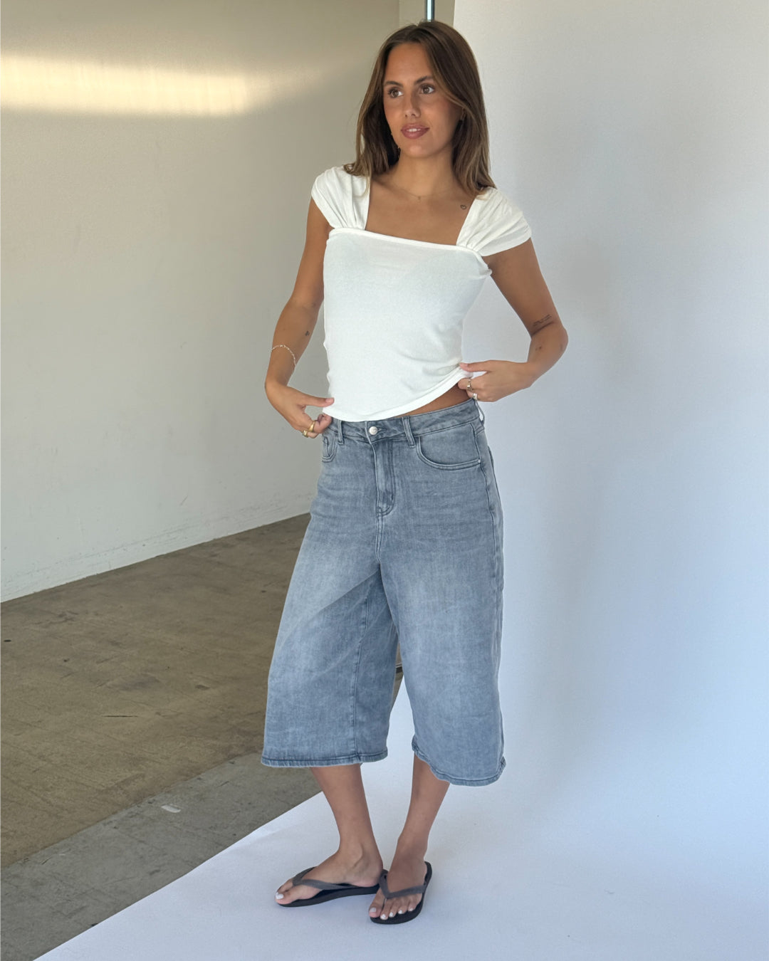 Modelbillede af GISELLE top, hvid og MADDIE denim jorts, blå. Fra BySofieSønderby