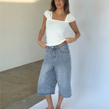 Modelbillede af GISELLE top, hvid og MADDIE denim jorts, blå. Fra BySofieSønderby