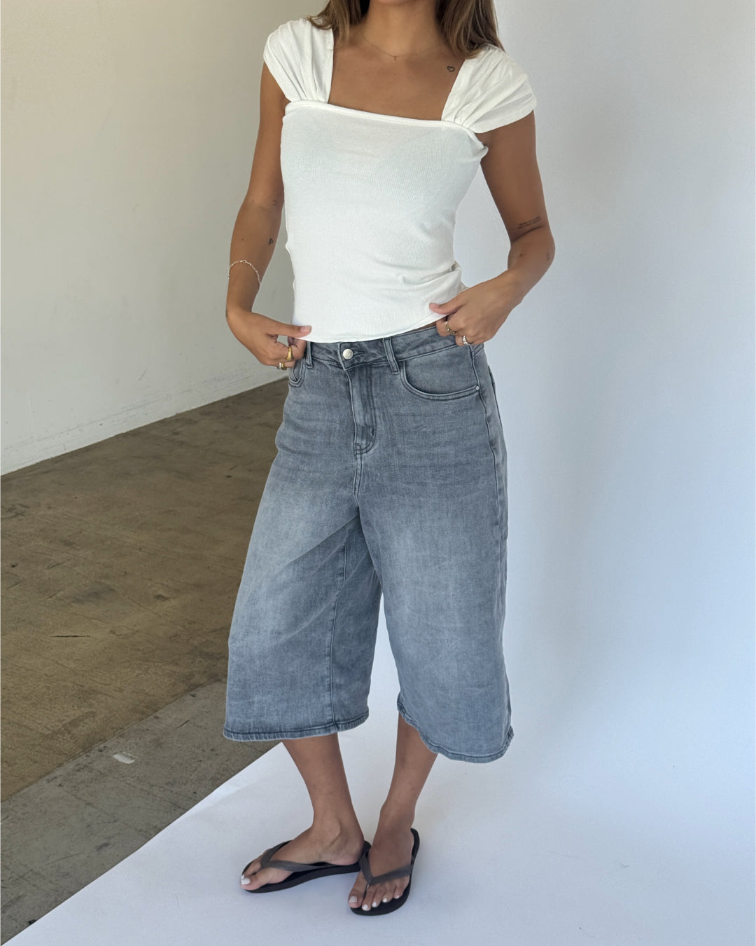 Modelbillede af GISELLE top, hvid og MADDIE denim jorts, blå. Fra BySofieSønderby