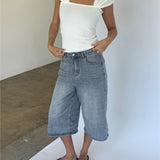 Modelbillede af GISELLE top, hvid og MADDIE denim jorts, blå. Fra BySofieSønderby