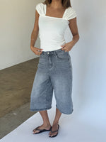 Modelbillede af GISELLE top, hvid og MADDIE denim jorts, blå. Fra BySofieSønderby