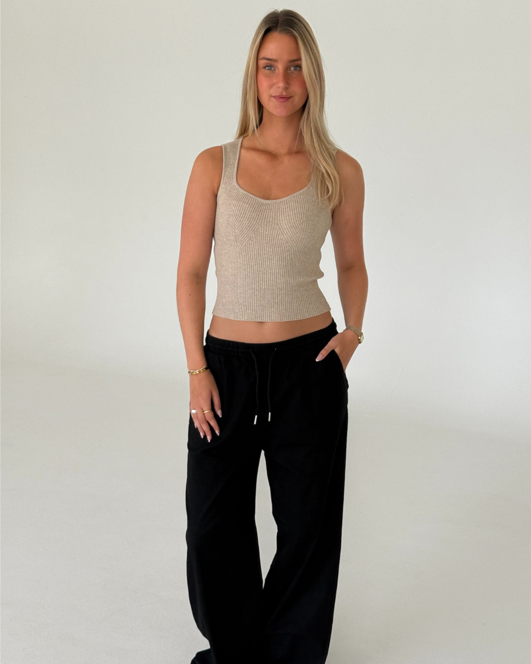 Modelbillede af GRY top, beige og ELLEN bukser, sort. Begge fra BySofieSønderby