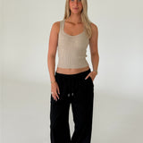 Modelbillede af GRY top, beige og ELLEN bukser, sort. Begge fra BySofieSønderby